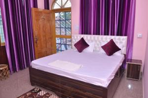 Giường trong phòng chung tại Nandini Homestay