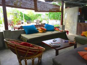 ein Wohnzimmer mit einem Sofa und einem Tisch in der Unterkunft Colombo Beach Hostel in Mount Lavinia