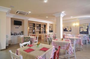 un ristorante con tavoli con tovaglie rosse e bianche di Hotel Dei Conti a Castelnuovo di Val di Cecina