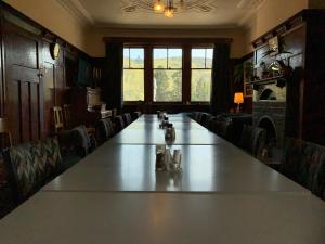 een grote lange tafel in een kamer met stoelen bij Beaumont Hotel and Holiday Park in Lawrence