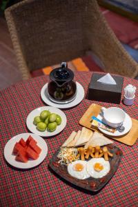 清萊的住宿－棕櫚園酒店，桌上放有鸡蛋和水果