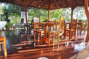 un tavolo e sedie in legno presso il ristorante di Rock Pool Residence a Tangalle