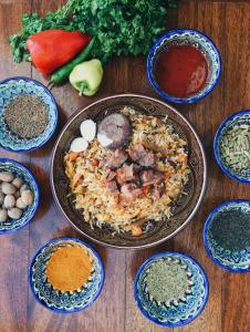 حياة ريجنسي طشقند في طشقند: طاولة مع طبق من الطعام وأوعية من التوابل