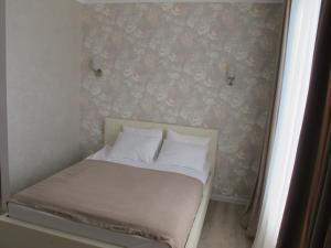 アドレルにあるApartment on Staroobryadcheskaya 62の小さなベッド(白い枕付)が備わるベッドルームです。