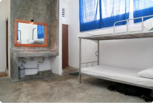Zimmer mit 2 Etagenbetten und einem Spiegel in der Unterkunft Colombo Beach Hostel in Mount Lavinia
