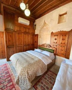 um quarto com uma cama num quarto com paredes de madeira em Elci Konagi Butik Hotel em Şanlıurfa