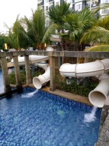 um parque aquático com escorrega aquático em Studio Homestay SGarden Resort Residences em Kuantan