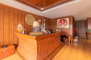 um quarto com paredes de madeira e um balcão com um candeeiro em Lotus Hotel Patong em Praia de Patong