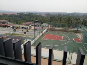 um campo de basquetebol com um cesto de basquetebol em Studio Homestay SGarden Resort Residences em Kuantan