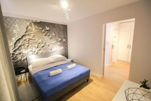 - une chambre avec un lit et 2 serviettes dans l'établissement Aparthotel City Center Apartments, à Krynica-Zdrój