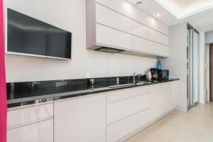 Kuchyňa alebo kuchynka v ubytovaní Apartamenty Flamingo by Noclegi Renters