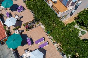 - une vue sur la terrasse dotée de tables et de parasols dans l'établissement Apartments Bibijana, à Mlini