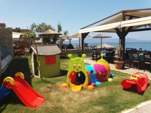Ο χώρος παιχνιδιού για παιδιά στο Litinas Beachfront Apartment