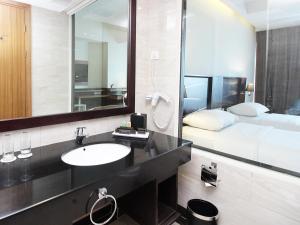 Java Palace Hotel tesisinde bir odada yatak veya yataklar