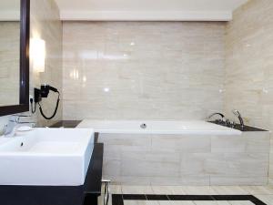 Java Palace Hotel tesisinde bir banyo