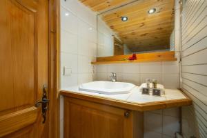 La salle de bains est pourvue d'un lavabo et d'un miroir. dans l'établissement Résidence Le Cristal - Lognan 8 - Happy Rentals, à Chamonix-Mont-Blanc