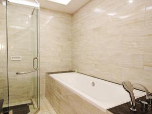 Java Palace Hotel tesisinde bir banyo