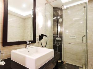 Java Palace Hotel tesisinde bir banyo