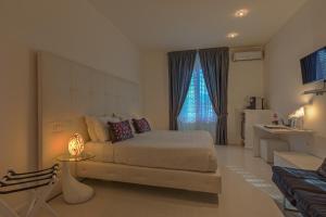 una camera con letto e tavolo con lampada di Palco Rooms&Suites a Palermo