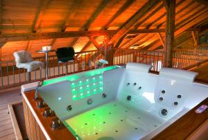 Biliár nebo kulečník v ubytování Private Luxury Chalet