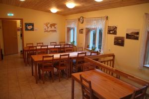 Um restaurante ou outro lugar para comer em Hjá Marlín Guesthouse