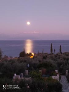 Fotografia z galérie ubytovania Villa Panorama Michalis Haikos two minutes walk to the beach Peroulia v destinácii Kómboi