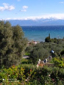 Fotografia z galérie ubytovania Villa Panorama Michalis Haikos two minutes walk to the beach Peroulia v destinácii Kómboi
