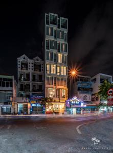 un grand bâtiment dans une ville la nuit dans l'établissement Thanh Long Hotel - Bach Dang, à Hô-Chi-Minh-Ville