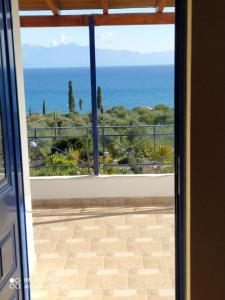 Fotografia z galérie ubytovania Villa Panorama Michalis Haikos two minutes walk to the beach Peroulia v destinácii Kómboi