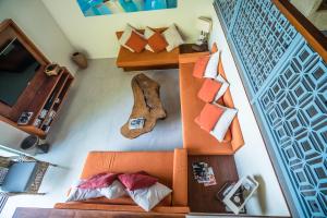 una vista aérea de una sala de estar con un sofá naranja en Nam Bo villa by Lofty, en Panwa Beach