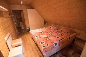 z widokiem na łóżko w drewnianym pokoju w obiekcie Ekoma rezort w Zwoleniu