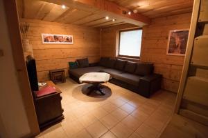 a room with a couch and a tv in a cabin at Ekoma rezort in Zvolen