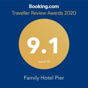 um círculo amarelo com o número e uma placa de hotel familiar em Family Hotel Pier em Golden Sands