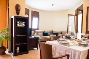a dining room with a table with wine glasses on it at Hauzify I Villa Parc in Hospitalet de l'Infant
