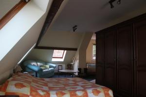 Llit o llits en una habitació de L'Hostellerie Le Turckheim Croix d'or