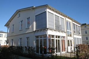 ein großes weißes Haus mit vielen Fenstern in der Unterkunft Haus Möwe I Whg 02 mit Terrasse in Ostseebad Sellin