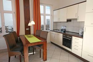 Küche/Küchenzeile in der Unterkunft Haus Möwe I Whg 02 mit Terrasse
