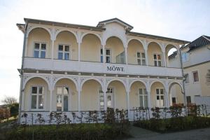 ein großes weißes Gebäude mit dem Textfilm drauf in der Unterkunft Haus Möwe I Whg 02 mit Terrasse in Ostseebad Sellin