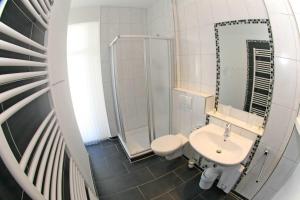 Ein Badezimmer in der Unterkunft Haus Möwe I Whg 02 mit Terrasse