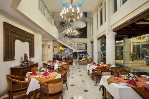 The Phoenix Hotel Yogyakarta - Handwritten Collection餐厅或其他用餐的地方