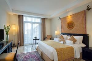 The Phoenix Hotel Yogyakarta - Handwritten Collection客房内的一张或多张床位