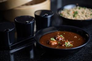 Makanan di atau di tempat lain dekat hotel