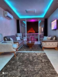 开罗Hi Pyramids的客厅里有沙发和电视