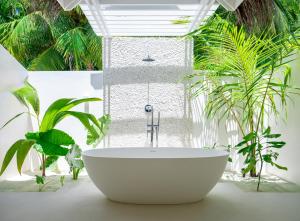 
A bathroom at Baglioni Resort Maldives - The Leading Hotels of the World
