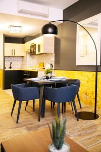 uma cozinha e sala de jantar com mesa e cadeiras em 2 pièces avec patio dans le centre de Toulon em Toulon