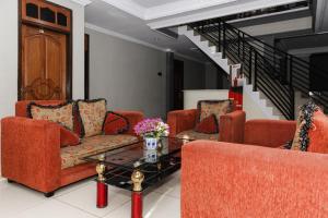 A seating area at RedDoorz Plus near Transmart Kairagi Dua manado