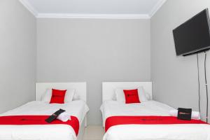 A bed or beds in a room at RedDoorz Plus near Transmart Kairagi Dua manado