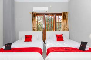 A bed or beds in a room at RedDoorz Plus near Transmart Kairagi Dua manado
