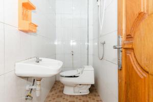 A bathroom at RedDoorz Plus near Transmart Kairagi Dua manado