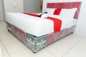 A bed or beds in a room at RedDoorz Plus near Transmart Kairagi Dua manado